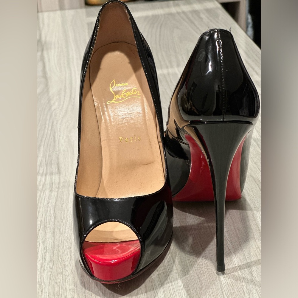 Christian Louboutin
Very Privé patent leather heels size 42